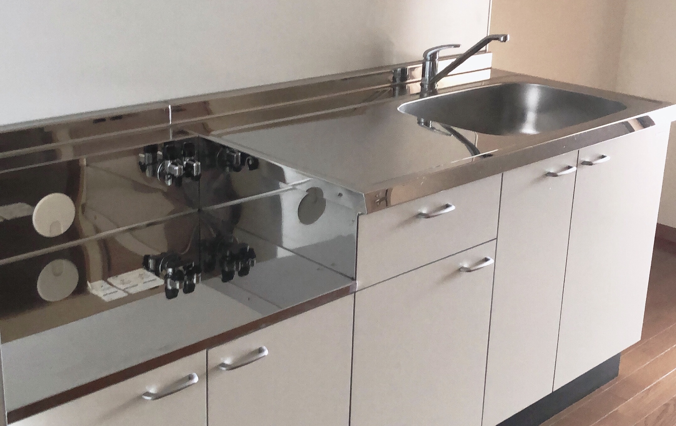 費用約3000円でできた キッチンシンクをdiy リメイクシートで銀色のステンレスを大理石風に ころもぐ